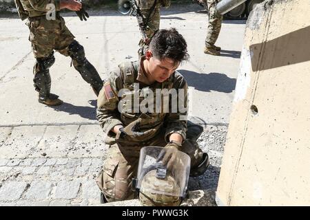 Ein Fallschirmjäger aus dem 3-319 th Airborne Field Artillery Regiment kniet, die nach Menge und Riot Control Training während einer KFOR 23 Mission rehearsal Übung an JMRC in Hohenfels, Deutschland, am 6. Juli. Stockfoto