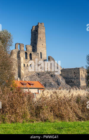 Gotického zřícenina hradu Okoř Středočeský kraj, Česká republika/Ruine der gotischen Burg Okor, Südböhmen region, Tschechische Republik Stockfoto