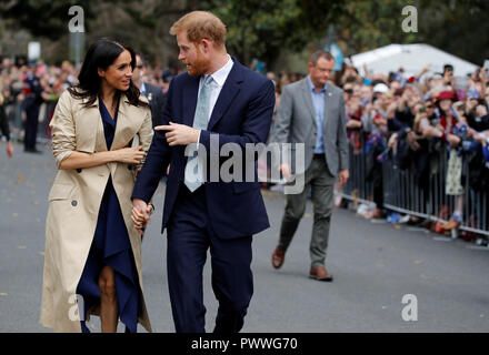 Der Herzog und die Herzogin von Sussex treffen Mitglieder der Öffentlichkeit an der Royal Botanic Gardens in Melbourne am dritten Tag des königlichen Paar Besuch in Australien. Stockfoto