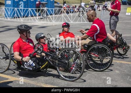 Die Mitglieder von Team Marine Corps sprechen mit dem Radfahren Trainer vor 2017 DoD Krieger Spiele Radfahren Wettbewerb in Chicago vom 6. Juli 2017. Der DoD-Krieger Spiele ist eine adaptive Sport Wettbewerb für die Verwundeten, Kranken und Verletzten service Mitglieder und Veteranen. Stockfoto