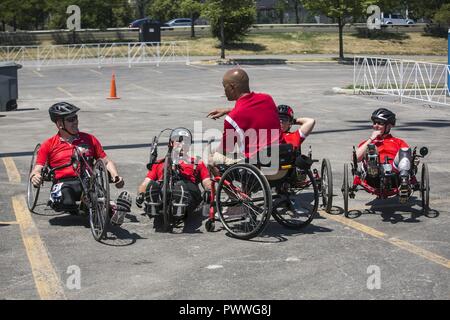 Die Mitglieder von Team Marine Corps sprechen mit dem Radfahren Trainer vor 2017 DoD Krieger Spiele Radfahren Wettbewerb in Chicago vom 6. Juli 2017. Der DoD-Krieger Spiele ist eine adaptive Sport Wettbewerb für die Verwundeten, Kranken und Verletzten service Mitglieder und Veteranen. Stockfoto