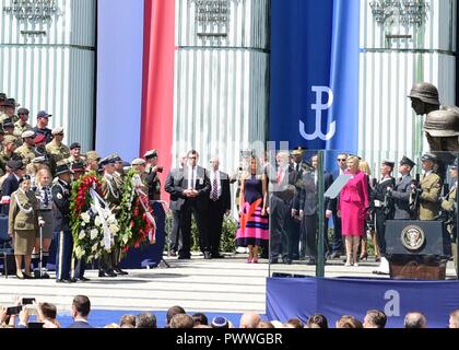 Präsident Donald Trump kommt auf der Bühne des Warschauer Aufstandes Denkmal in Krasiński Platz Juli 6, wo er seine Rede über die US-amerikanischen und der Polnischen militärischen und wirtschaftlichen Beziehungen zu Tausenden polnischen Bürger und Besucher geliefert. Battle Group Polen Soldaten reiste von bemowo Piskie Training Area in Warschau den ersten des Präsidenten Besuch in Polen zu besuchen. Stockfoto