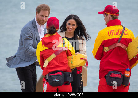 Der Herzog und die Herzogin von Sussex treffen Rettungsschwimmer, wie Sie auf der South Melbourne Beach bei ihrem Besuch in Melbourne zu Fuß, am dritten Tag des königlichen Paar Besuch in Australien. Stockfoto