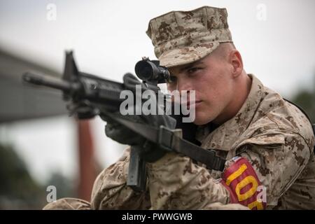 US Marine Corps RCT Dylan M. Tutorow, Platoon 1053, Alpha Company, 1. rekrutieren Training Bataillon, Praktiken die Aufnahmeposition Sitzung 28. Juni 2017, auf Parris Island, SC Rekruten verbringen Sie eine Woche üben Treffsicherheit Grundlagen vor Feuern scharfe Munition in der folgenden Woche. Tutorow, 19, aus Crittenden, Kentucky, ist zum Diplom 11. August 2017 geplant. Parris Island wurde die Website des Marinekorps-Rekrut-training seit 1. November 1915. Heute kommen etwa 19.000 Rekruten nach Parris Island jährlich für die Chance, United States Marines werden durch dauerhafte 12 Wochen strenge, tran Stockfoto