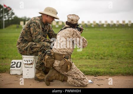 US Marine Corps CPL. Jacob S. Gulette, Treffsicherheit Coach mit Feld-Ausbildungsbetrieb, Waffen und Field Training Battalion, korrigiert RCT Mykel L. Anderson, Platoon 3048, Mike Unternehmen, 3. rekrutieren Training Bataillon auf seiner Schussposition 21. Juni 2017, auf Parris Island, SC Gulette, 22, aus Richmond, Michigan Anderson, 26, aus Atlanta, Diplom 28. Juli 2017 soll. Parris Island wurde die Website des Marinekorps-Rekrut-training seit 1. November 1915. Heute kommen etwa 19.000 Rekruten nach Parris Island jährlich für die Chance zu United States Marines durch dauerhafte Stockfoto