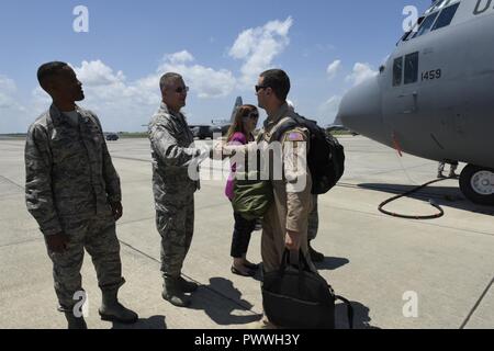 Us-Luftwaffe Kapitän Justin M. Ross von der North Carolina Air National Guard schüttelt Hände mit Brig. Gen. Roger E. Williams jr. der Assistent des Kommandanten, 18 Air Force bei Scott Air Force Base, nach der Rückkehr aus einer erfolgreichen Bereitstellung, während auf der North Carolina Air National Guard Base, Charlotte Douglas International Airport, Juli 5th, 2017. Ross zurück von einem sechsmonatigen Mission in Übersee in Südwestasien, die Operation, die die Freiheit des Sentinel. Stockfoto