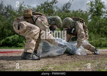 181016-N-VR 594-1108 NAVAL BASE GUAM Guam (Okt. 16, 2018) Segler für die Beseitigung von Explosivstoffen Mobile Einheit (EODMU) 5 zugeordnet zu isolieren und eine chemisch gefüllte Bombe während reagiert während der ein Feld Training am Marinestützpunkt Guam eine chemische Munition Bedrohung enthalten. EODMU5 an Commander, Task Force 75, die primäre Expeditionary task force verantwortlich für die Planung und Ausführung der Küstengebiete Riverine operations, Beseitigung von Explosivstoffen, tauchen Engineering und Bau zugeordnet und Unterwasser Bau in den USA 7 Flotte Bereich der Operationen. (U.S. Marine Foto von Ma Stockfoto