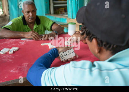 Lokale Männer spielen Domino auf der karibischen Strand der Playa Cristal, Tayrona Park, Kolumbien. Sep 2018 Stockfoto