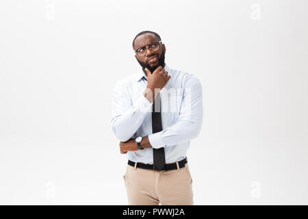 African American Business Mann mit Brille denkt über isoliert weißer Hintergrund Stockfoto