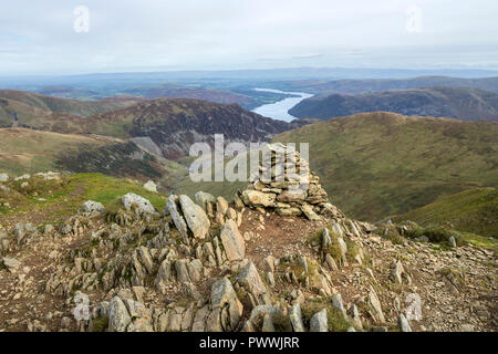 Die Aussicht nach Norden über Ullswater in Richtung der North Pennines vom Gipfel des Catstye Cam, Lake District, Cumbria, Großbritannien Stockfoto