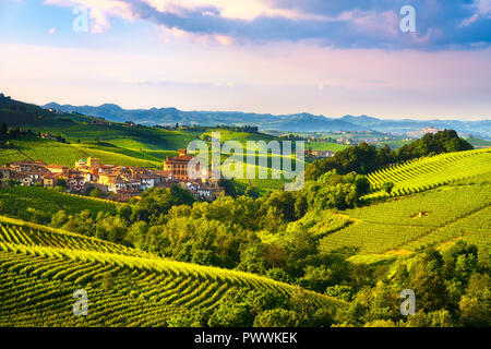 Panorama Weinberge der Langhe, Barolo Dorf, UNESCO-Welterbe, Piemont, Norditalien Europa. Stockfoto