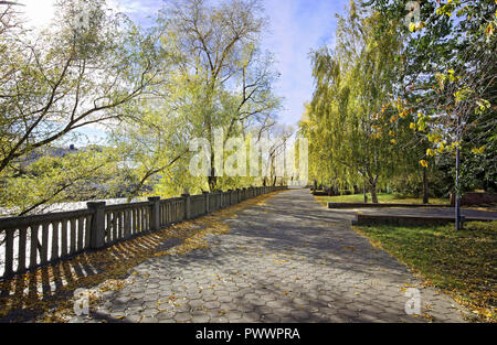 Russland, Omsk. Herbst Gasse im alten Park am Ufer des Flusses Om Stockfoto