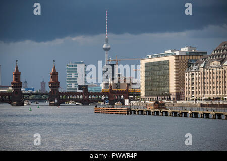 Berlin. Deutschland. Die Oberbaum-Brücke überspannt die Spree verbindet Friedrichschain & Kreuzberg. Stockfoto