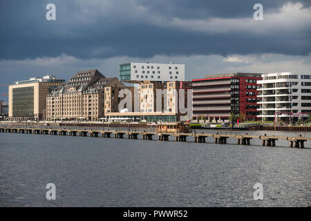 Berlin. Deutschland. Gebäude auf dem sanierten Osthafen (Osthafen) an der Spree, Friedrichschain. L-R; Eierkühlhaus, von Oskar Pusch, 1929, t Stockfoto