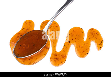 Süß-saurer Sauce mit Löffel auf weißem Hintergrund Stockfoto