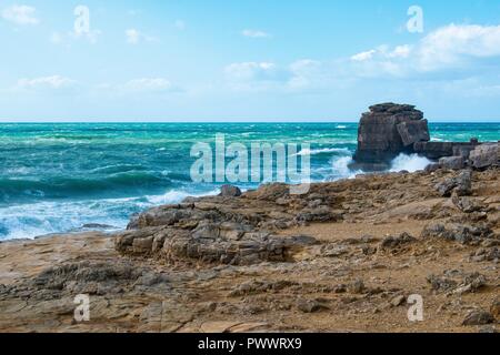 Pultpit rock und Trinity denkmal Dorset Portland Bill Stockfoto