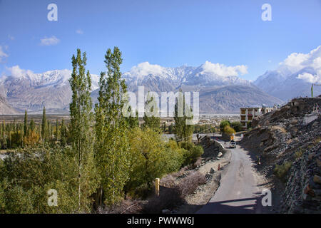 Blick auf das Nubra Tal vom Dach des Diskit Kloster, Ladakh Stockfoto