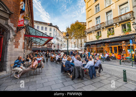 Brüssel Straße, Menschen sitzen in den Bars und Restaurants. Stockfoto