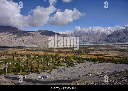 Blick auf das Nubra Tal vom Dach des Diskit Kloster, Ladakh Stockfoto