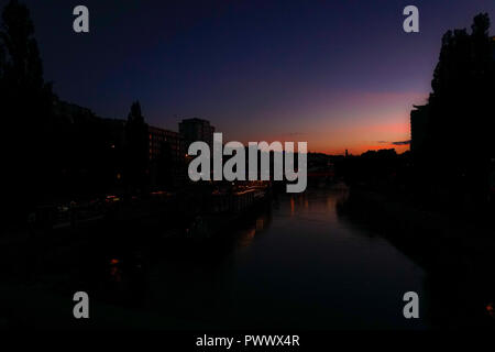 Sonnenuntergang in der Stadt Wien, violett Himmel und Gebäuden. Stockfoto