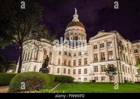 Atlanta, GA - Oct 17, 2018 Bronze Zustand von Ellis Arnall steht vor der Georgia State House in der Nacht beleuchtet Stockfoto