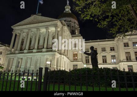 Atlanta, GA - Oct 17, 2018 Bronze Zustand von Ellis Arnall steht vor der Georgia State House in der Nacht beleuchtet Stockfoto