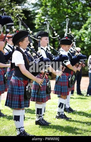 Jugendliche spielen in der Pipe Band Uniform tragen. Stockfoto