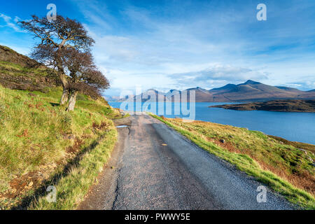 Die Küstenstraße auf der Isle of Mull in der Nähe von Acharonich und mit Blick über den Loch Na Keal zum Ben mehr Gebirge Stockfoto