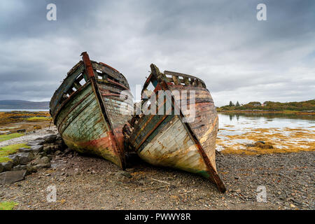 Alte Boote am Ufer bei Salen auf der Isle of Mull in Schottland Stockfoto