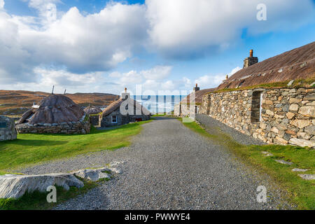 Traditionellen strohgedeckten crofts an Gearrannan Blackhouse Village in Carloway auf der Insel Lewis auf den Äußeren Hebriden in Schottland Stockfoto