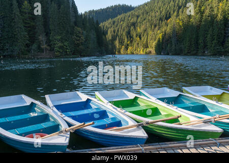 RED LAKE, Östlichen Karpaten/RUMÄNIEN - 19. SEPTEMBER: rudern Boote am Roten See in den Östlichen Karpaten Rumänien am 19. September 2018 Stockfoto