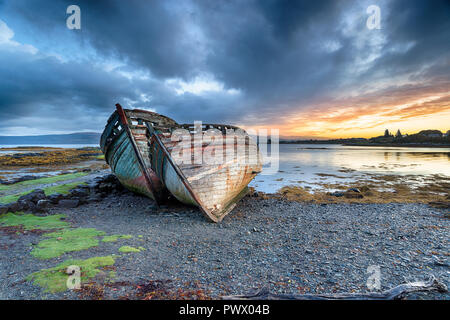 Stürmische Sonnenaufgang über verlassene Fischerbooten am Salen auf der Isle of Mull in Schottland Stockfoto