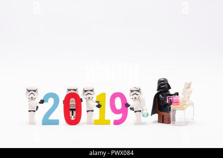 Mini Abbildung von Darth Vader auf Desktop Computer mit sturmtruppen Montage jahr 2019. Lego Minifiguren sind von der Lego Gruppe hergestellt. Stockfoto