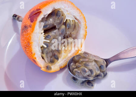 Granadilla oder Passionsfrucht auf dem Tisch Stockfoto