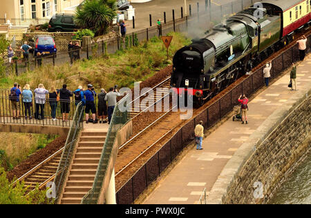 Die Dampfeisenbahn des Königlichen Herzogtums, die durch Dawlish fährt, gezogen von West Country pacific No. 34046 Braunton, 16th. September 2018. Stockfoto