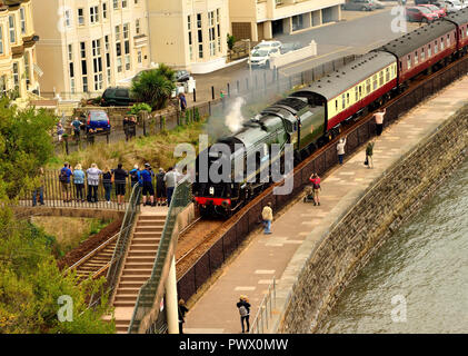 Die Dampfeisenbahn des Königlichen Herzogtums, die durch Dawlish fährt, gezogen von West Country pacific No. 34046 Braunton, 16th. September 2018. Stockfoto