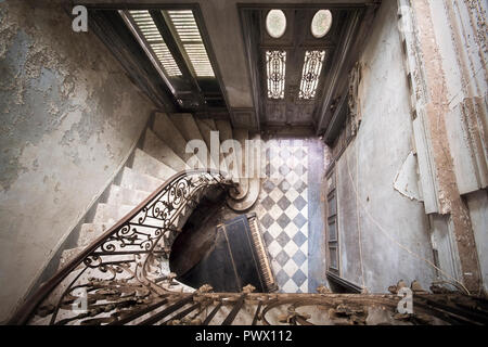 Hohe Betrachtungswinkel der Treppe mit einem Klavier in einem verlassenen Schloss in Frankreich. Stockfoto