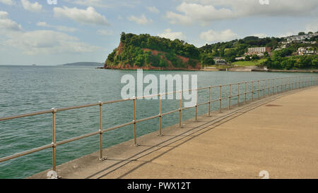 Geländer entlang der Wand in Teignmouth, gegenüber der Mündung des Flusses Teign Mündung in die Ness in Shaldon. Stockfoto