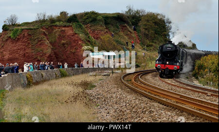 Celebrity LNER Class A3 Pacific No 60103 Flying Scotsman vorbei an Menschenmassen am Langstone Rock, mit dem Cathedrals Express nach Bristol, 8th. Oktober 2018. Stockfoto