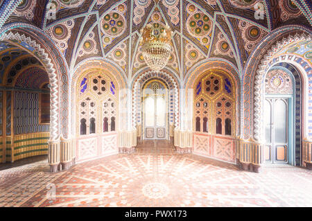 Innenansicht mit bunten und schön dekoriert die Wände und der Boden in der verlassenen Burg Sammezzano in Florenz, Toskana, Italien. Stockfoto