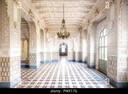 Innenansicht der Halle des verlassenen Sammezzano Schloss in Florenz, Toskana, Italien. Stockfoto