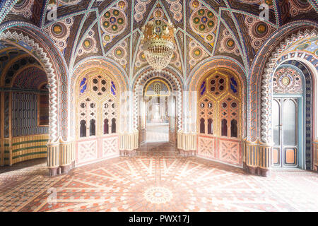 Innenansicht mit bunten und schön dekoriert die Wände und der Boden in der verlassenen Burg Sammezzano in Florenz, Toskana, Italien. Stockfoto