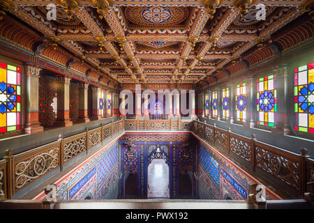 Innenansicht mit Treppe in den verlassenen Sammezzano Schloss in Florenz, Toskana, Italien. Stockfoto