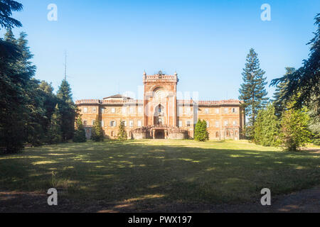 Außenansicht der Fassade des verlassenen Sammezzano Schloss in Florenz, Toskana, Italien. Stockfoto