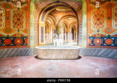 Innenansicht des verlassenen Sammezzano Schloss in Florenz, Toskana, Italien. Marmorbadewanne. Stockfoto