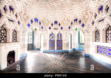 Innenansicht Zimmer mit kunstvollen Glaskuppel in der verlassenen Burg Sammezzano in Florenz, Toskana, Italien. Stockfoto