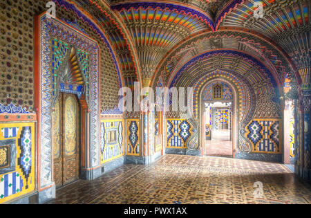 Innenansicht mit bunten und schön dekoriert die Wände und der Boden in der verlassenen Burg Sammezzano in Florenz, Toskana, Italien. Stockfoto