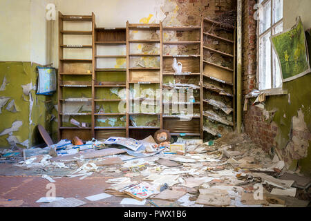 Innenansicht der ein Zimmer in einem verlassenen Schule in Tschernobyl, Ukraine mit Bücher auf dem Boden. Stockfoto