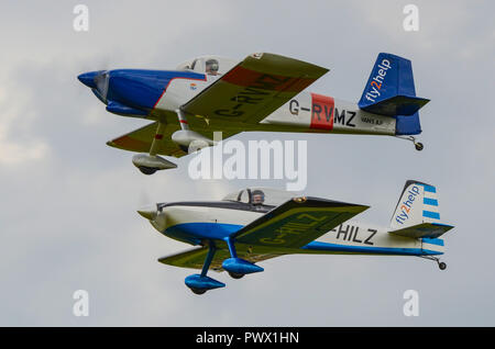 Pilot Andy Hill Fliegen seines Vans RV-8 homebuilt Ebene G - HILZ von RV 8 Aufgabenbereiche display Team. Andy Hill Pilot von Hawker Hunter im Shoreham. Mit Alister Kay Stockfoto