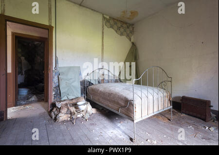 Innenansicht mit einem Schlafzimmer in einem verlassenen Schloss in Frankreich. Stockfoto